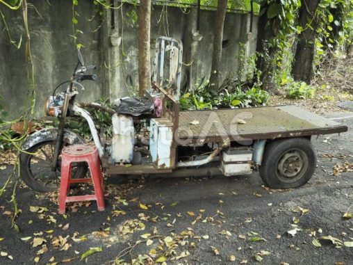 古びた荷台付き三輪バイク