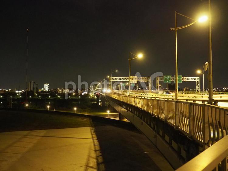 台湾士林區、基隆河の橋（夜）