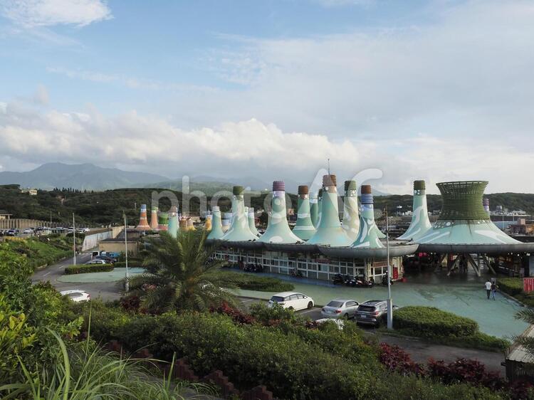 台湾富基漁港の市場とカラフルな換気塔