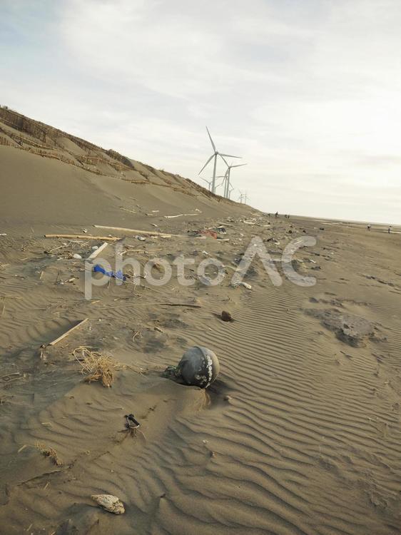 台湾桃園の觀音草漯沙丘と散乱したゴミ