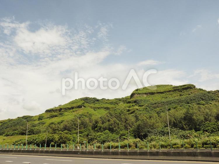 台湾桃園北部の道沿いにある丘
