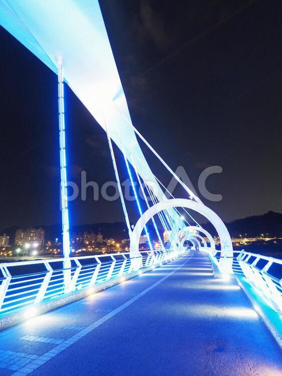 夜景_台湾の陽光運動公園にある橋のライトアップ