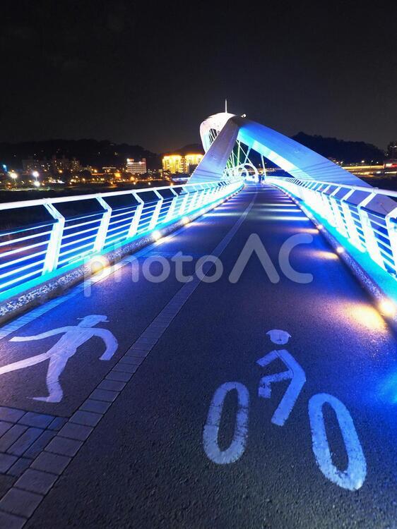 夜景_台湾の陽光運動公園にある橋のライトアップ