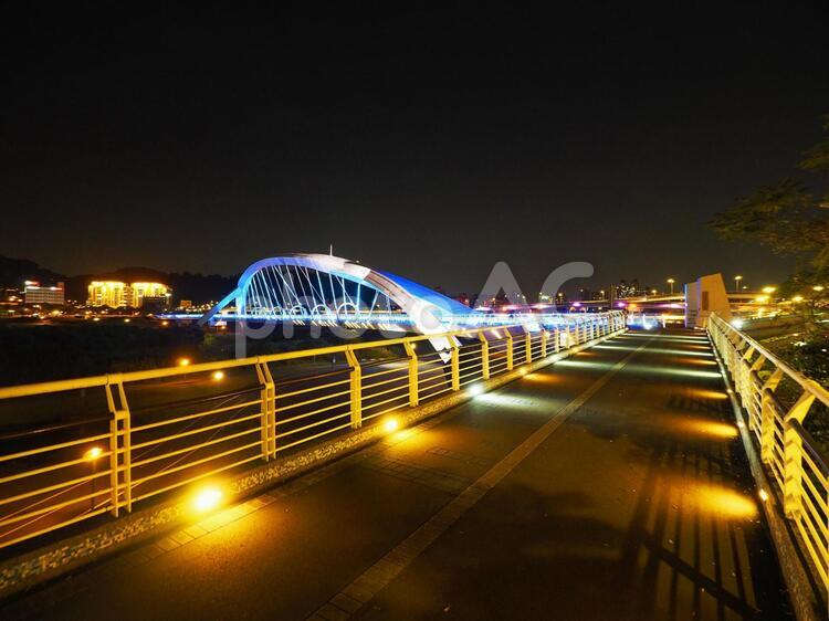 夜景_台湾の陽光運動公園にある橋のライトアップ