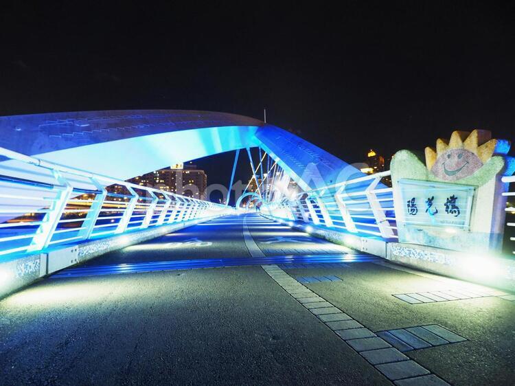 夜景_台湾の陽光運動公園の橋のライトアップ