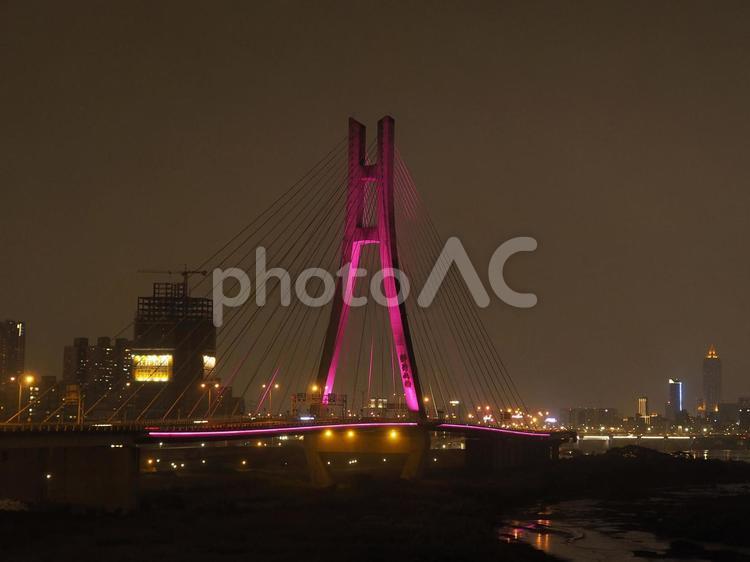 新北大橋のライトアップ_ピンク