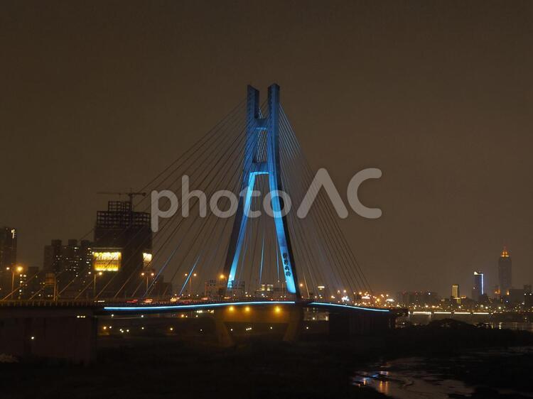 新北大橋のライトアップ_青