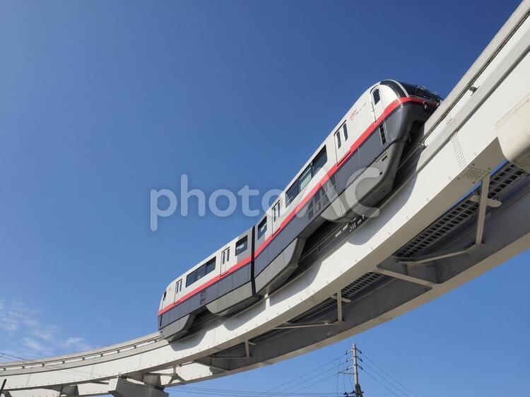 沖縄都市モノレール ゆいレール カーブを走行する様子