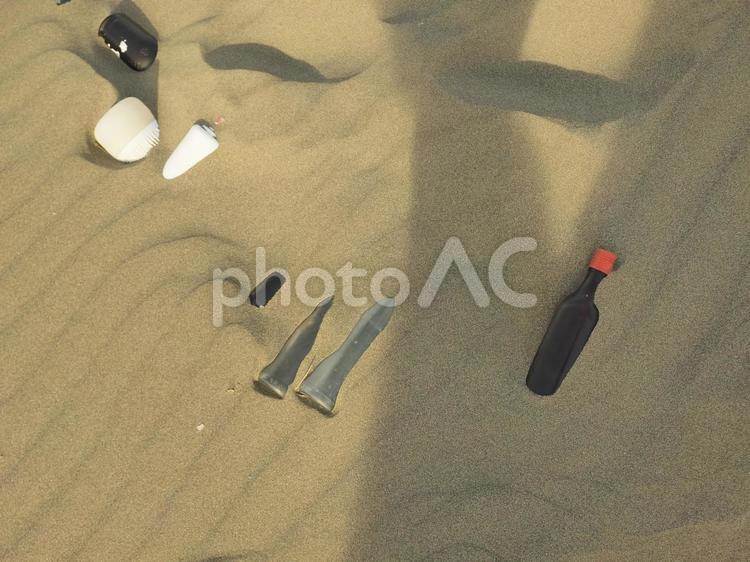 漂流して砂浜に打ち上げられたゴミ