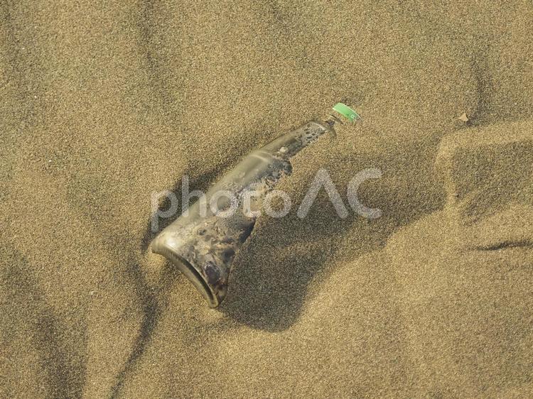 漂流して砂浜に打ち上げられたビン