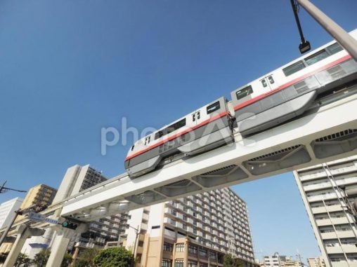 走るゆいレール 沖縄都市モノレール 壷川