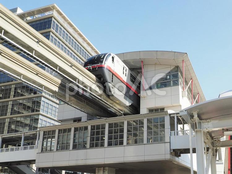 ゆいレール壷川駅を出発_沖縄都市モノレール
