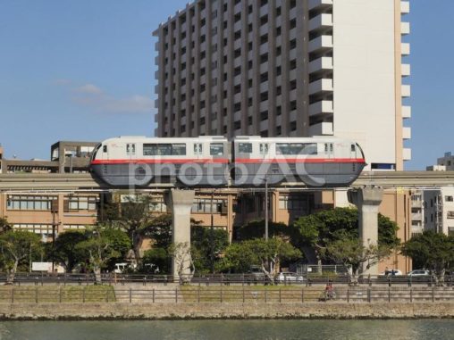 川沿いを走るゆいレール 壷川駅（沖縄都市モノレール）