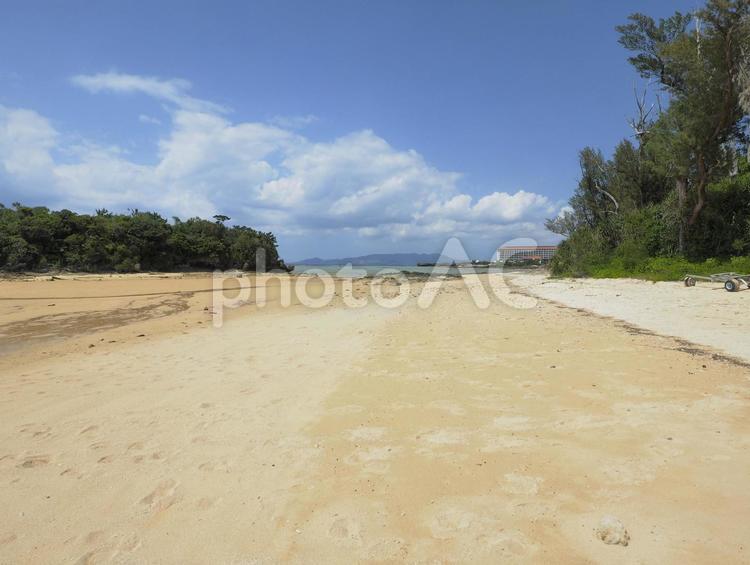 干潮時の瀬良垣の浜(沖縄県恩納村瀬良垣)