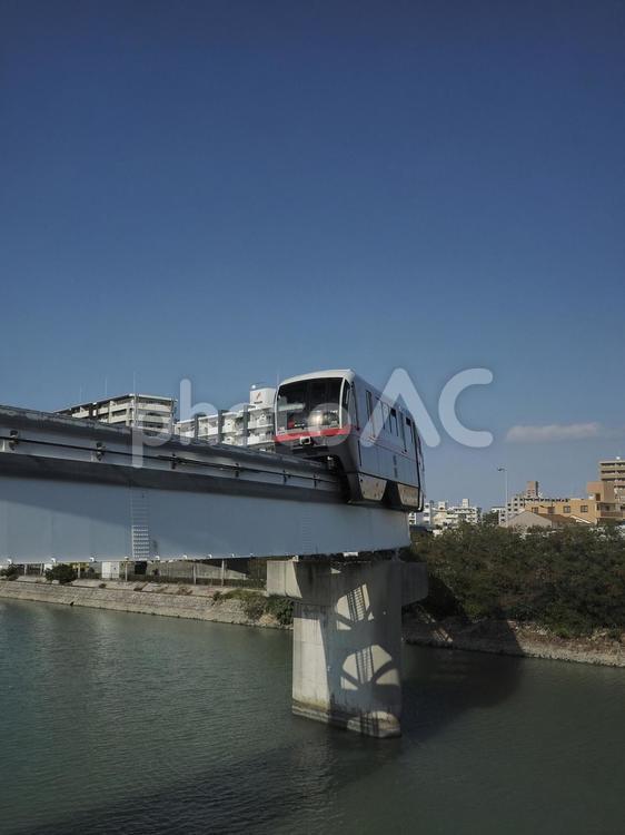 走行するゆいレール（沖縄県那覇市）