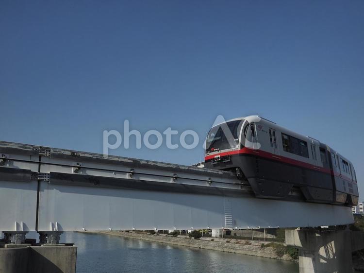 走行するゆいレール（沖縄県那覇市）
