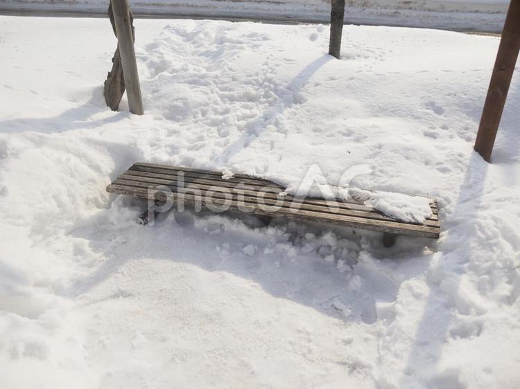 雪で埋もれたベンチ（北海道札幌市）