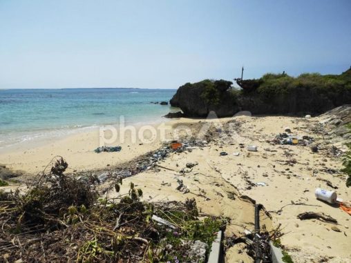 ビーチに溜まったゴミ（沖縄県本島南部）