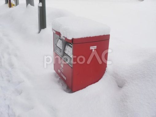 ポスト雪が積もった日（北海道札幌市）