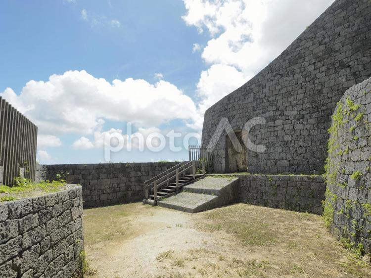 浦添ようどれ 中御門（沖縄県浦添市）