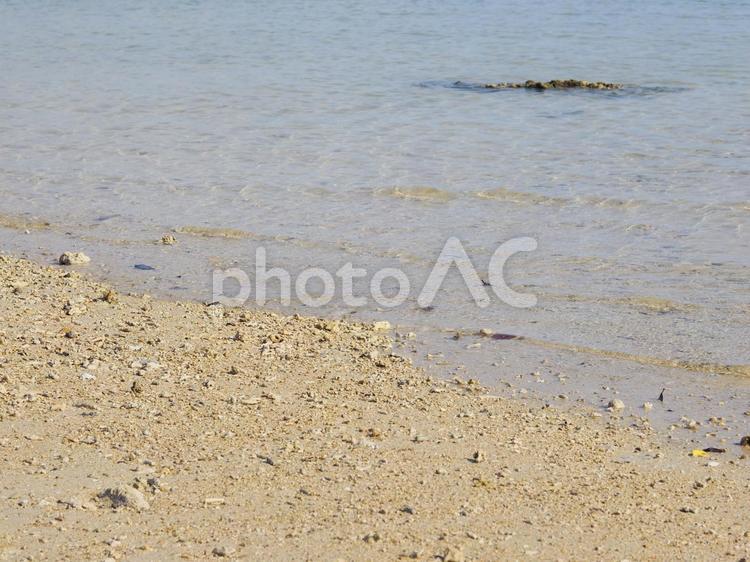 新原ビーチの砂浜（沖縄県南城市玉城百名）