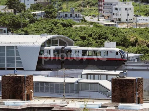 浦添前田駅に到着したゆいレール（沖縄県浦添市、浦添前田駅）