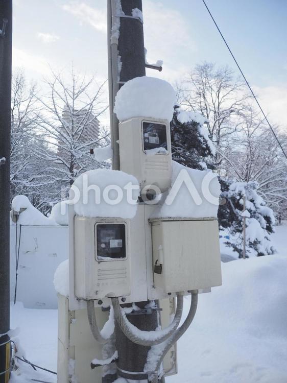 雪をかぶったメーター機器（北海道札幌市）