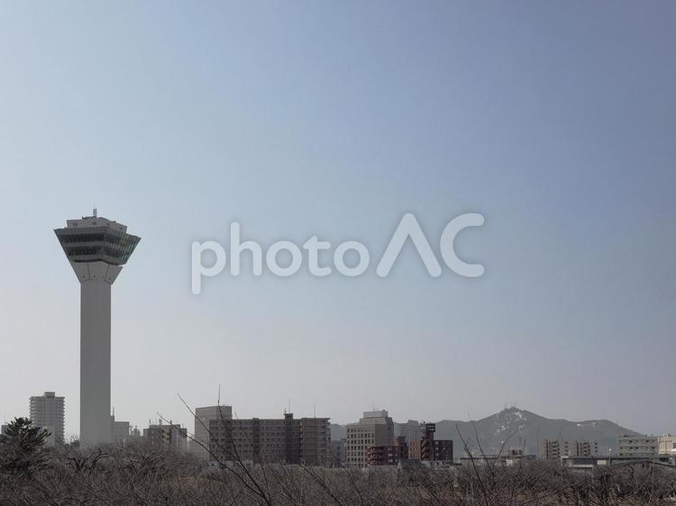 五稜郭タワーと函館山（北海道函館市）