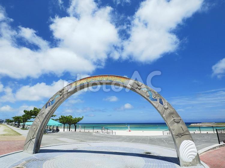 トロピカルビーチ入口アーチ（沖縄県宜野湾市真志喜）