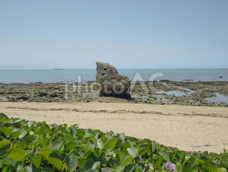 瀬長西ビーチと子宝岩（沖縄県豊見城市瀬長）