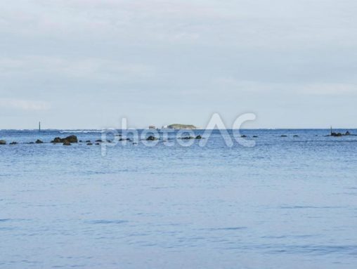 コマカ島_久手堅ビーチ(前ぬ浜）側から見た島(沖縄県南城市知念)