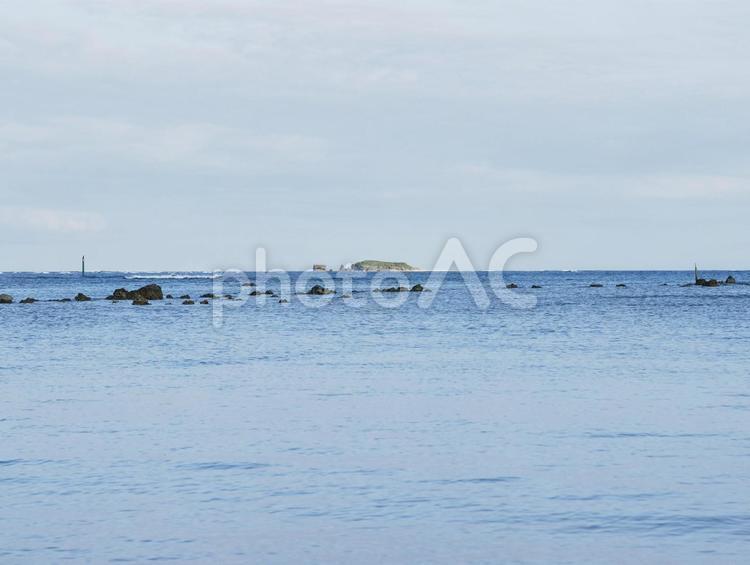 コマカ島_久手堅ビーチ(前ぬ浜）側から見た島(沖縄県南城市知念)