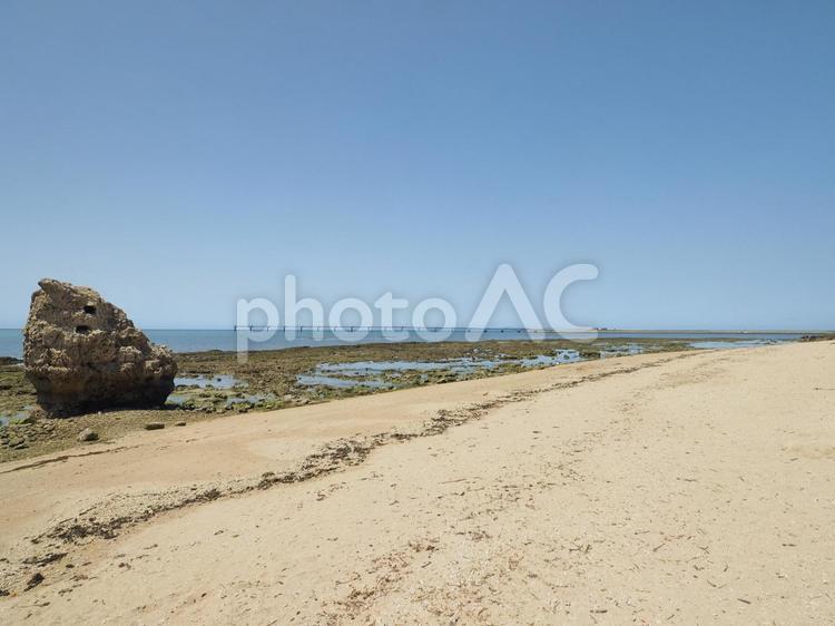 瀬長西ビーチと子宝岩（沖縄県豊見城市瀬長）