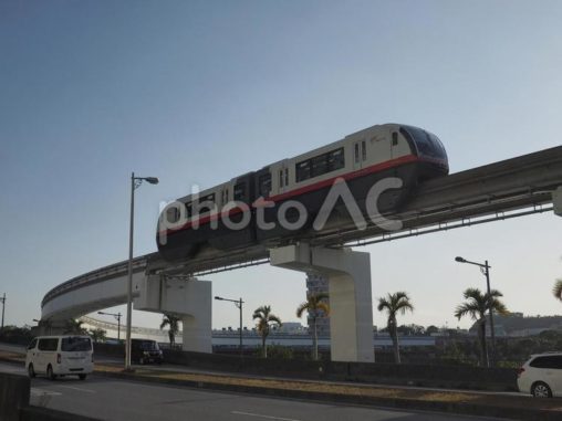 走行するゆいレール（沖縄県那覇市）