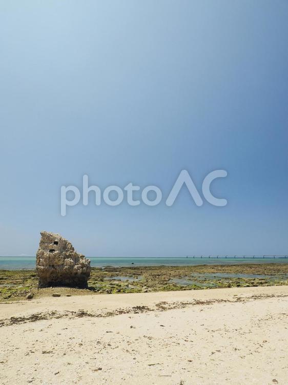 瀬長西ビーチと子宝岩（沖縄県豊見城市瀬長）