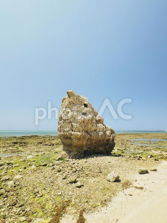 瀬長西ビーチの子宝岩（沖縄県豊見城市瀬長）
