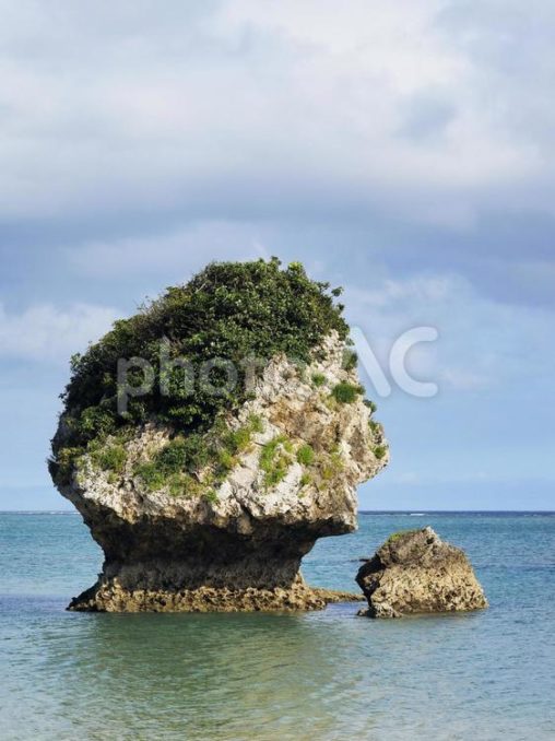 新原ビーチの岩（沖縄県南城市玉城百名）