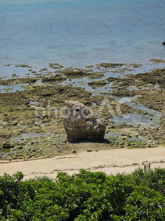 瀬長西ビーチの子宝岩（沖縄県豊見城市瀬長）