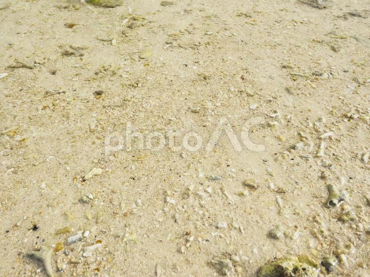 新原ビーチ砂浜（沖縄県南城市玉城百名）