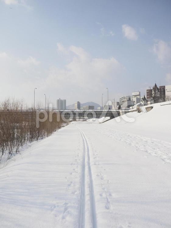 川辺につもった雪とタイヤ跡（札幌市）