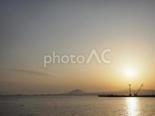 沈む夕日と海（北海道函館市）