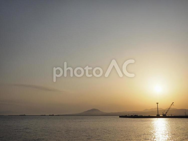 沈む夕日と海（北海道函館市）
