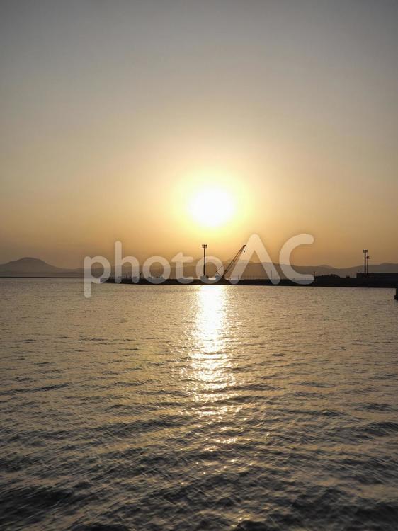 沈む夕日と海（北海道函館市）