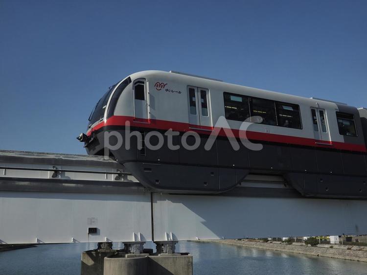 走行するゆいレール（沖縄県那覇市）