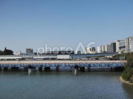 走るゆいレール（沖縄県那覇市）