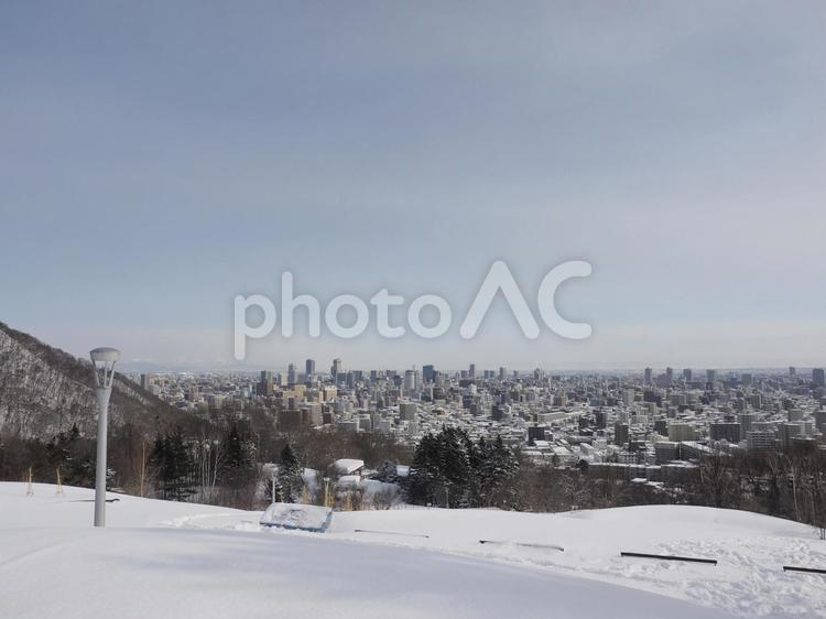 冬の札幌市の遠景（旭山記念公園）