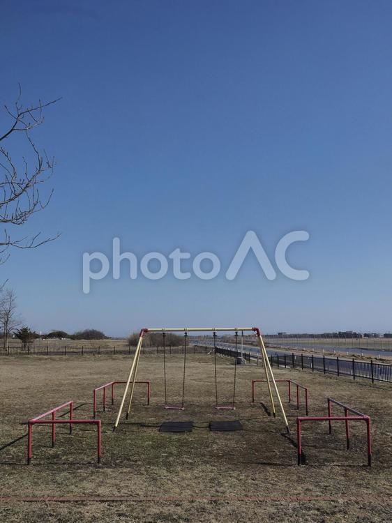 青空とブランコ（空港緑地）