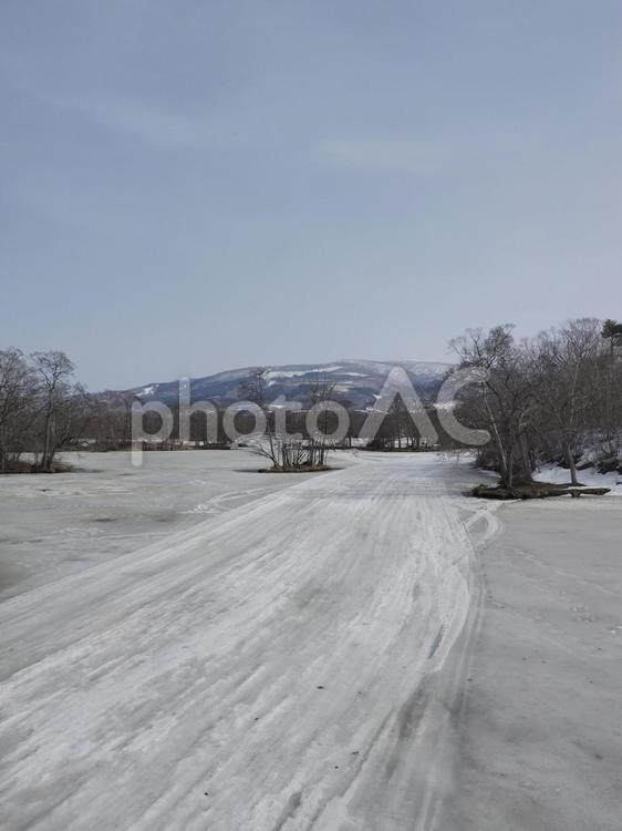 大沼国定公園と冬の青空（北海道大沼市）