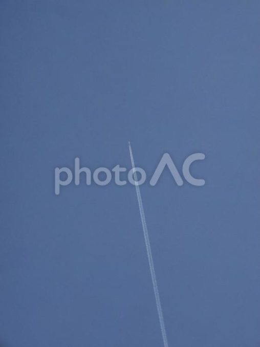 青空と飛行機雲（北海道函館市）