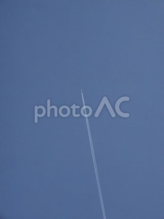 青空と飛行機雲（北海道函館市）